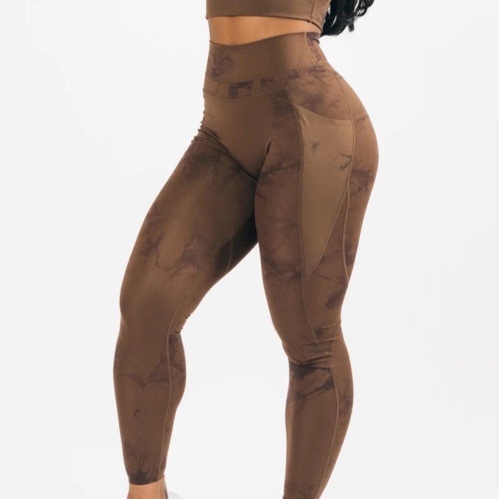 Selling alphalete leggings it’s a little big in the waist.